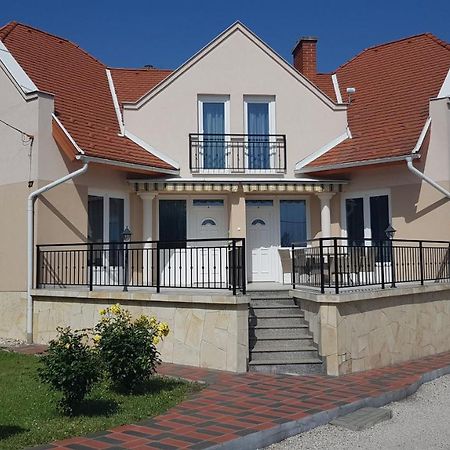 Royal Apartman Vonyarcvashegy Exterior photo